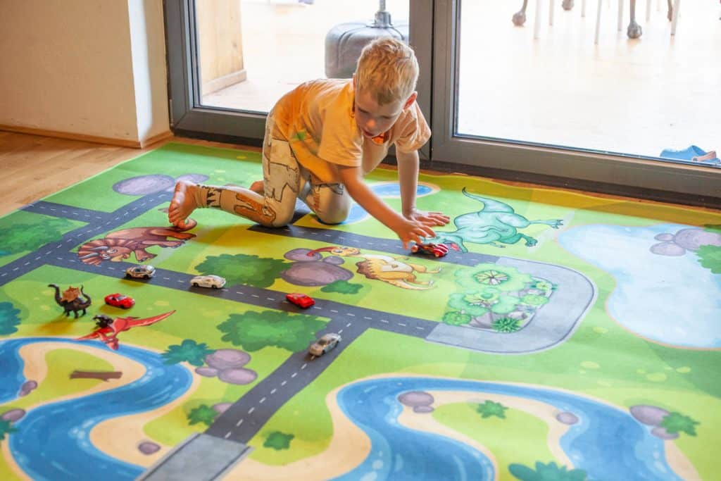 Kind spielt auf Spielteppich von upina.de