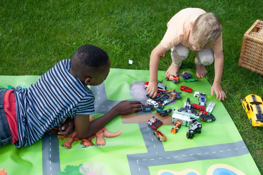 Kinder spielen mit Autos auf Spielplane von upina.de