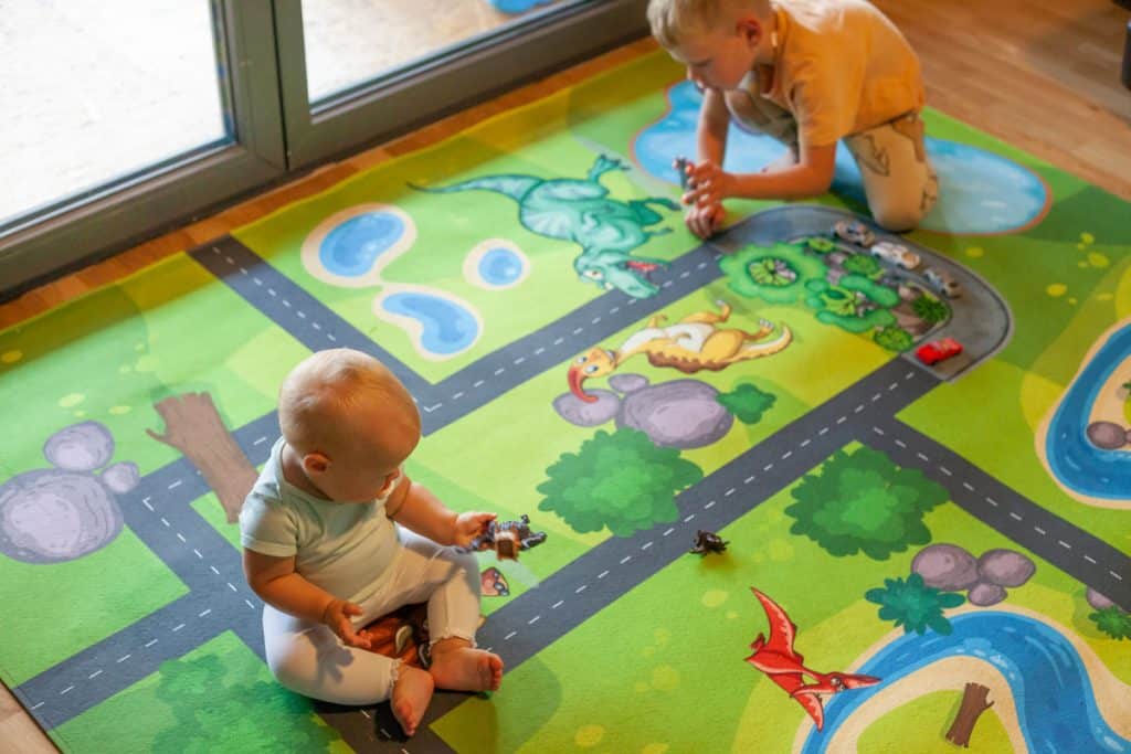 Kind & Baby spielen auf Spielteppich von upina.de
